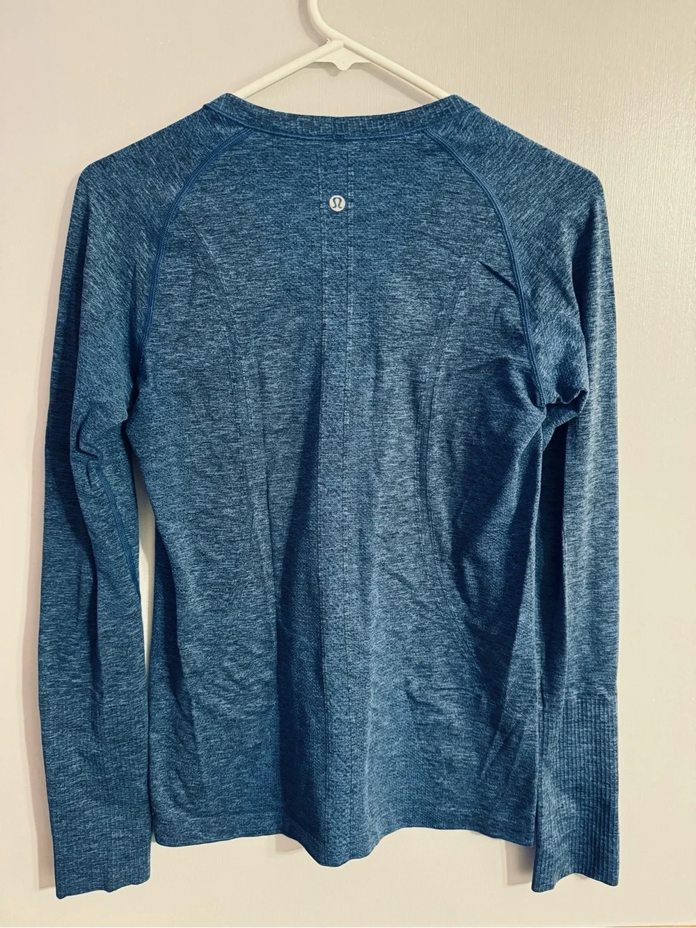 lululemon athletica Women's Heathered Blue Long-Sleeve Tee Size 8